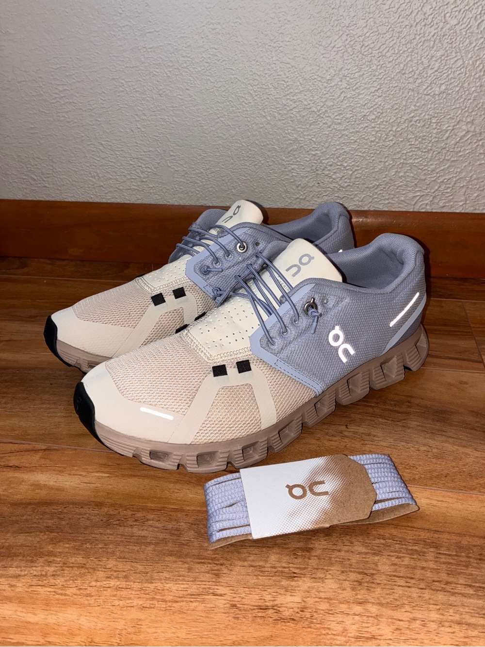 On Cloud 5 Women’s Athletic Running Shoe Sneakers, blue/tan- size 9